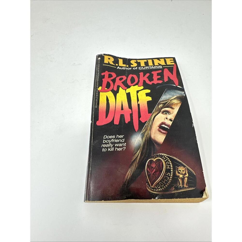 Fear Street Series Broken Date by R. L. Stine (1991 Paperback Archway Printing)